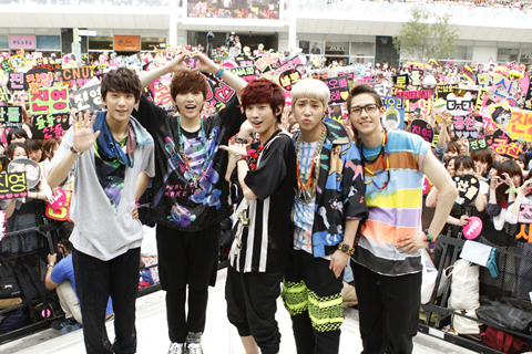 B1a4 1万2千人のファンと日本デビュー曲 Beautiful Target を熱唱 Tower Records Online