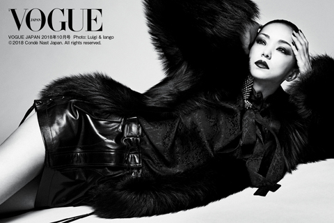 安室奈美恵 8月28日発売の女性ファッション誌 Vogue Japan 10月号で日本人女性アーティスト初の表紙に登場 スペシャル インタビューも掲載 Tower Records Online