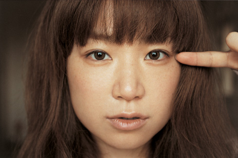 YUKI、ソロとしては過去最大規模の全国ツアー〈YUKI concert tour 2010“うれしくって抱きあうよ”〉を7月より開催