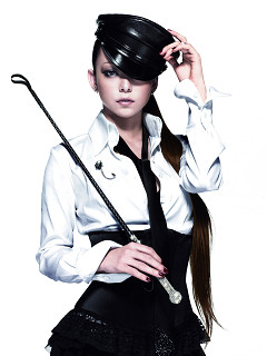 安室奈美恵 6月27日発売のニュー アルバム Play のジャケットで衝撃の鞭コスチュームを披露 Tower Records Online